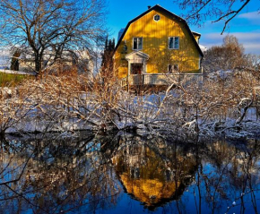 Solhuset intill ån